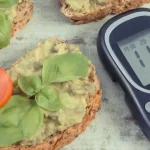 Pilngraudu maize ar avokado un glikometrs uz galda – glikēmiskais indekss un cukura kontrole