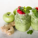 Funkcionālais ēdiens ar svaigiem dārzeņiem, augļiem un pilngraudu produktiem uz galda