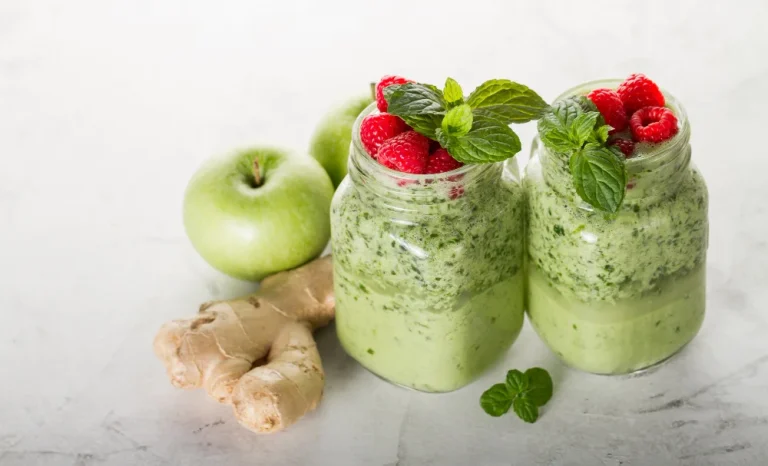 Funkcionālais ēdiens ar svaigiem dārzeņiem, augļiem un pilngraudu produktiem uz galda