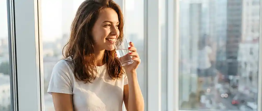 Veselīgs dzīvesveids - sieviete dzer siltu ūdeni