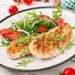 Grilēta vistas fileja ar svaigiem dārzeņiem — bagātīgs olbaltumvielu avots veselīgam uzturam.