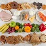 Aminoskābes produktos – dārzeņi, augļi, graudaugi, zivis, gaļa un piena produkti uz galda