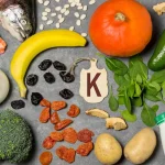 Produkti, kas satur daudz kālija: banāns, avokado, spināti, lasis, piena produkti, žāvēti augļi un pākšaugi.