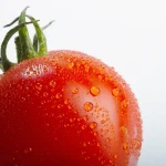 Svaigs tomāts ar ūdens pilieniem – dabisks kālija avots cilvēka uzturā