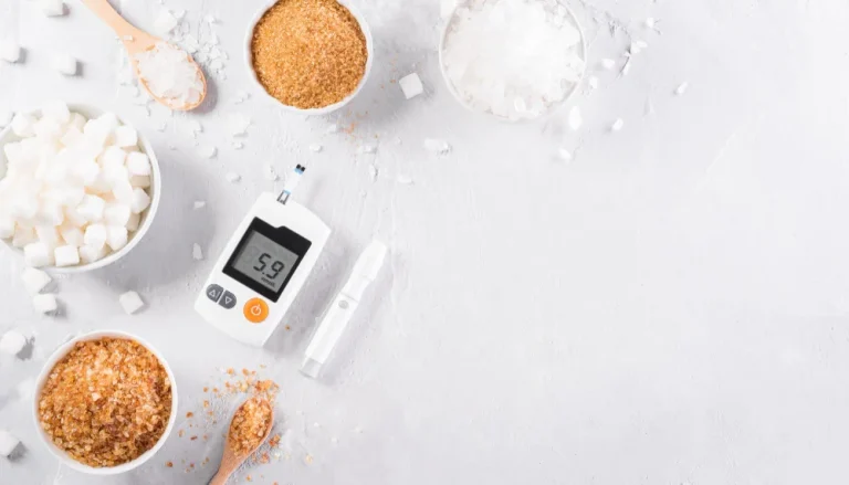 Glikozes mērītājs ar dažādu veidu cukuru uz balta fona.