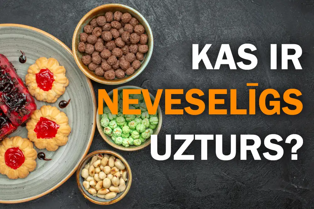 Uz galda bagātīgi izkārtoti dažādi ātrās ēdināšanas produkti, kas spilgti ilustrē neveselīgu uzturu